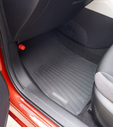 車のフロアマットは本当に必要？｜メリットから選び方まで紹介！