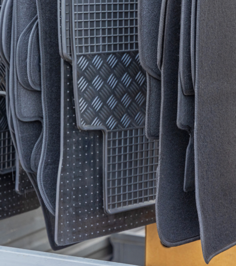 車のフロアマットの正しい洗い方は？洗浄方法や注意点を解説！